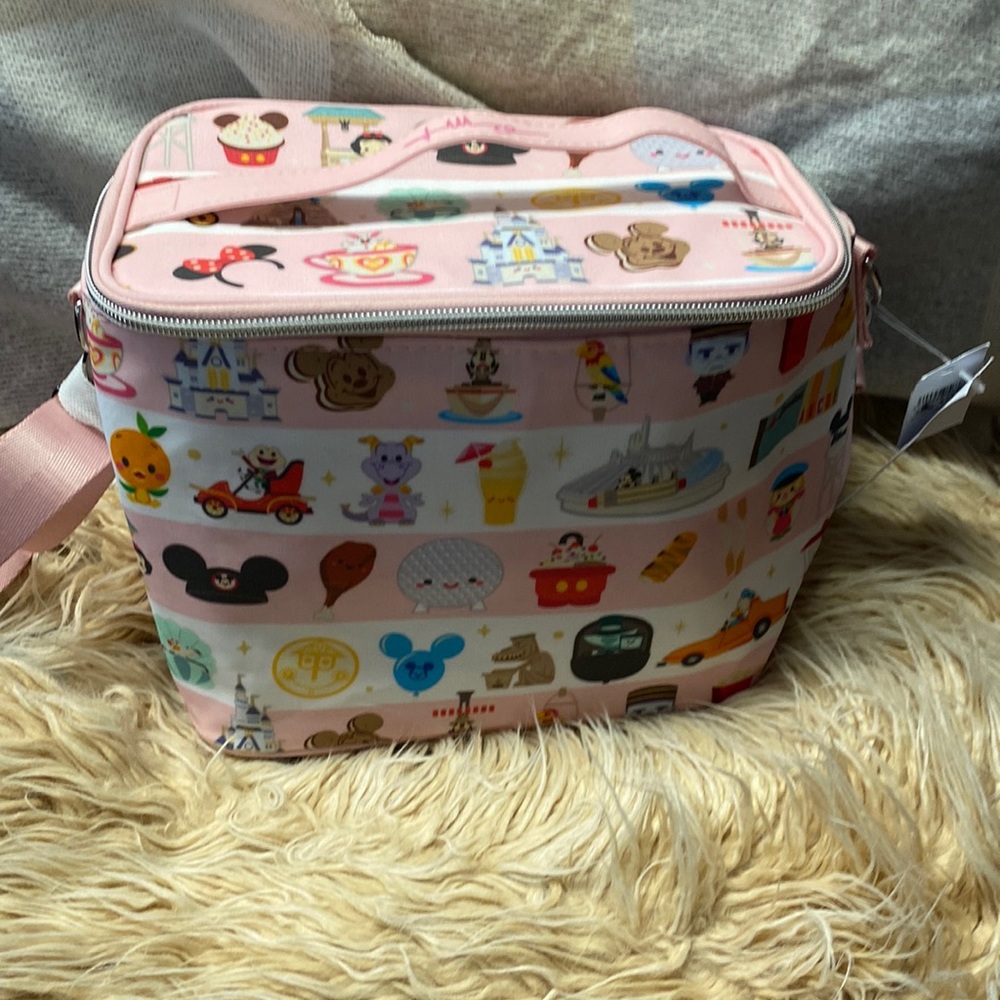 The cutest Disney lunch tote ever!!!  Never used with tags.  Purchased in 2022.